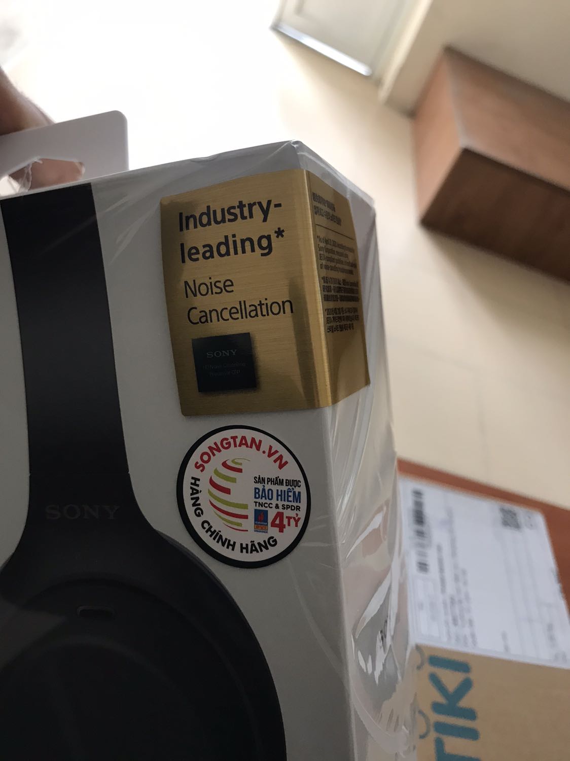 Tuyệt vời không thể tuyệt vời hơn! Con sp800n nhỏ gọn đeo khi chạy bộ còn con này đeo lúc ngồi làm việc là phê lòi! Phụ kiện đủ hộp đựng nhỏ gọn, dây 3.5 kết nối trực tiếp để cho ai nghi ngờ chất lượng convert music qua bluetooth, dây sạc type C, đầu cắm 2 chấu cho những chuyến bay dài thưởng thức phim trên ghế ngồi! Chụp tai kín đến mức bất ngờ! Đeo không cảm giác nặng hay cấn đầu. Mỗi tội ai ko đeo quen thì sẽ cảm giác nóng tai đôi chút! Tiki giao đúng hẹn, hộp nguyên đai nguyên seal hàng malaisia! Chất lừ! Vừa nhìn đã yêu!