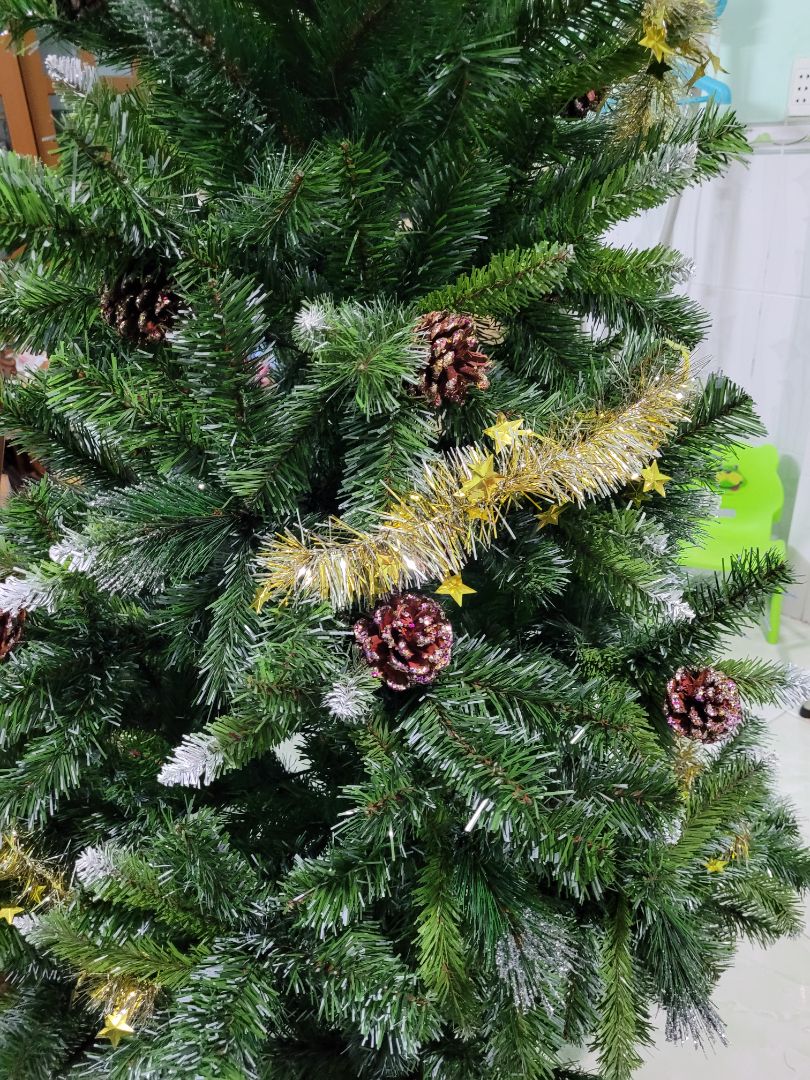 Cây thông đẹp. Shop còn tặng thêm dây kim tuyến nữa. Tụi nhỏ rất thích. Cảm ơn shop nha!