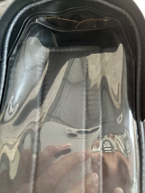 hàng giao bị lỗi ở phía trên, giống như chưa dán phía trên hoặc dán rồi bị hở!