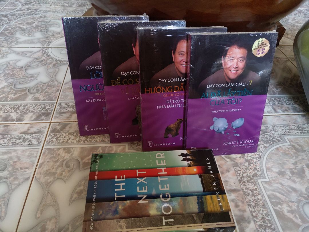 trộm vía, mua giá sale mà sách còn bọc kiếng, mới toanh. Mà mỗi lần sale là mình lại tốn mớ tiền sách cho Tiki. Giờ nhiều đến nổi không biết khi nào mới đọc hết?