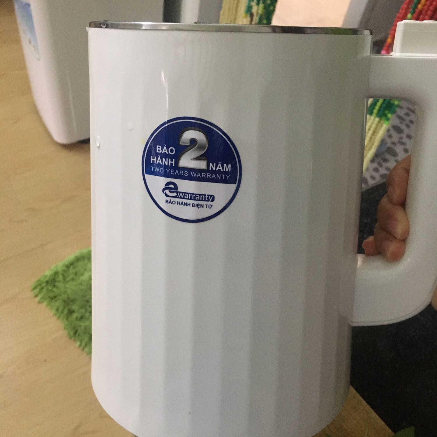 Sử dụng một thời gian mới lên để review. Máy làm sữa nhanh, tiếng kêu giống tiếng nước sôi, không quá ồn. Làm sữa đậm đặc thơm chứ không loãng như ở ngoài, nhưng phần bã nếu xay được mịn hơn thì có thể uống cả bã. Xay xong bỏ phần bã đi quá nhiều. Mong bên nhà sx cải tiến lưỡi xay mịn hơn. Cảm thấy phần chất liệu của lõi khá dễ bị gỉ.