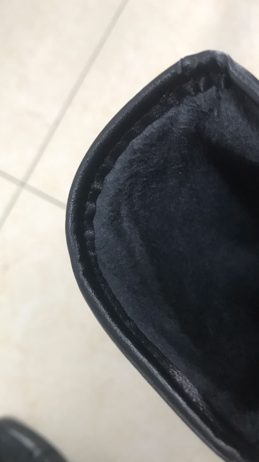 Găng tay quá chất quá đẹp luôn. Da rất mềm và co giãn rất tốt. Đeo ấm thôi rồi luôn. Lớp lông lót bên trong tạo cảm giác ấm mà rất dễ chịu. Cảm ứng điện thoại vuốt vèo vèo không phải nghĩ ngợi luôn. Hàng tốt giao nhanh đanhs giá 5 sao ủng hộ shop.