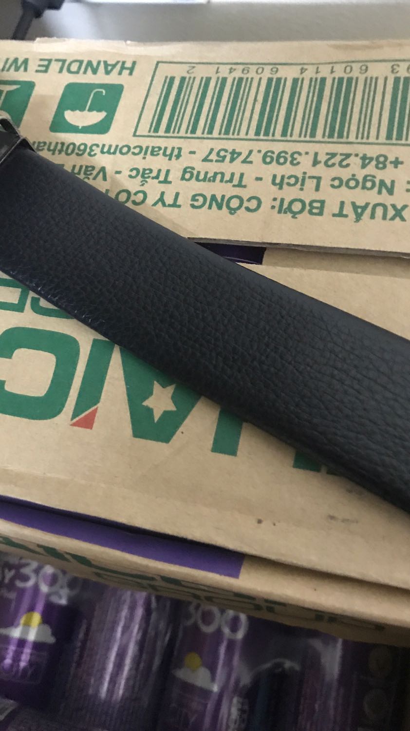 Thắt lưng đẹp mê li luôn. Không ngờ sản phẩm giá rẻ mà đẹp khỏi chê luôn ấy. Thắt lưng dây dài mềm đẹp. Thấy shop mới bán chưa có nhiều đánh giá vào mua cũng hơi lo lắng, nhưng khi nhận sản phẩm thì thấy rất là ok luôn. Dây da rất mềm, đường may tinh tế, sản phẩm ok khỏi chê luôn. Hàng tốt mua ok nhé các bác.