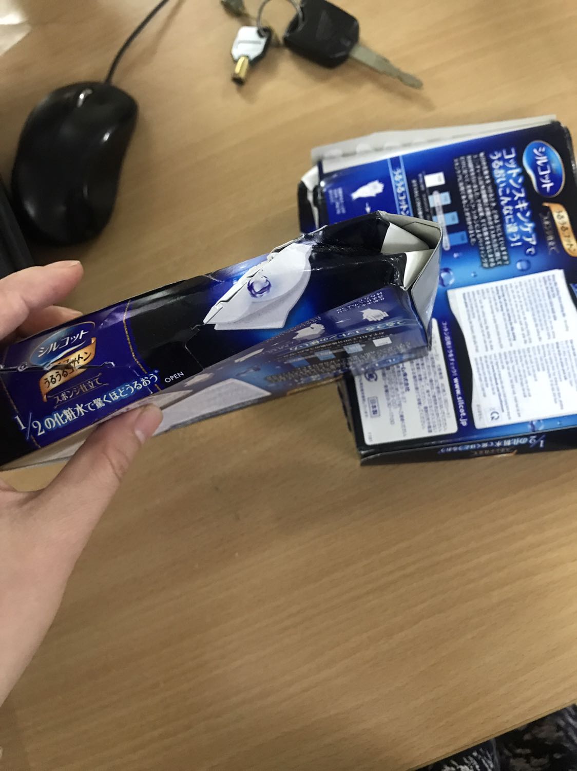 Thứ 1. Không hài lòng về thời gian giao hàng của cả bên Tiki và bên liên kết. Đặt hàng ngày 9/6 lịch là 17/6 giao mà đến 22/6 mới nhận được hàng
Thứ 2. Đóng gói siêu cẩu thả. 2 hộp bông đều bị bục và méo mó.
Kết luận: chất lượng phục vụ của Tiki đang có xu hướng đi xuống. Chưa bao giờ thất vọng như lần đặt hàng này.