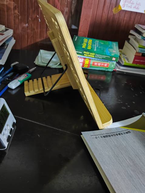 Sản phẩm tốt, rất chắc chắn ạ, bàn mình hơi thấp nên mỗi lần làm việc đều phải cuối gập cái cổ xuống thời gian dài bị đau cổ kinh, sửa lại thì khó, giờ nhờ có cái kệ nên mình làm việc đỡ hơn nhiều, vì tài liệu luôn ngang tầm mắt mình, kệ thiết kế đẹp quâ, mình cũng theo đạo nên nhìn rất ưng mắt.