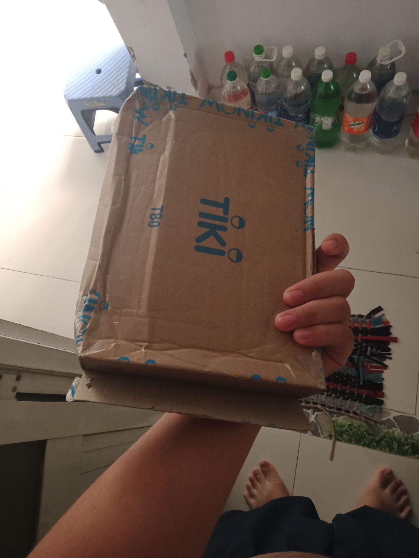 giao hàng nhanh nhưng mà mong là bên shipper chịu bảo quản tốt hàng 1 tí, dù bên trong ko sao nhưng mà cái hộp nó móp luôn rồi. hàng mà ko phải là sách thì chắc nó nát bét từ lâu rồi 🙂