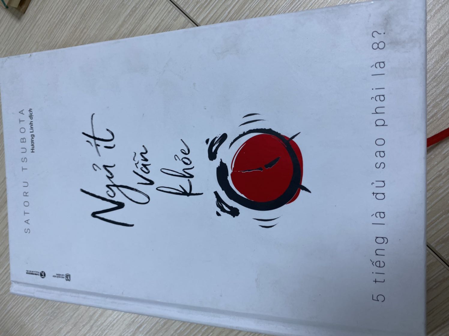 Chưa bàn đến nội dung, nhưng mua sách mới mà tiki giao đến sách cũ và nhìn rất dơ, bụi đen, sờ vào nhám tay và phía dưới còn li ti chấm đen nhìn rất bẩn và phản cảm. Không hiểu sao tiki có thể giao sản phẩm như vậy đến khách hàng được. Thật sự thất vọng.