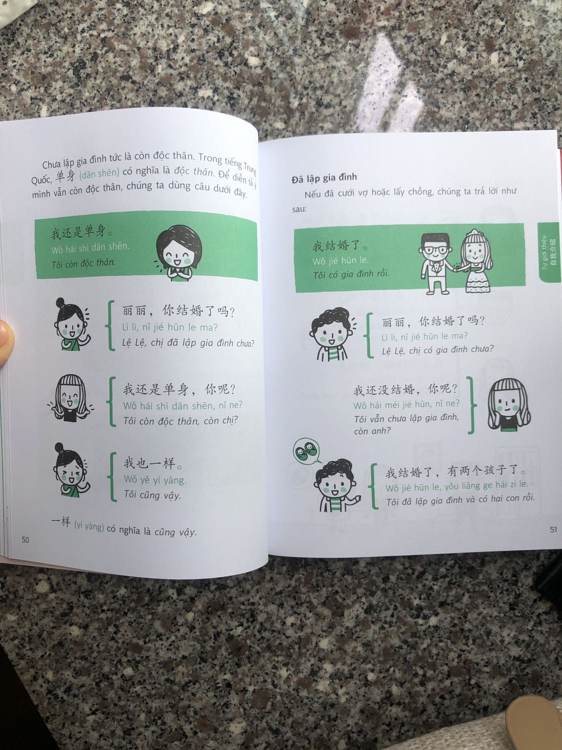 Rất hay ho từ bìa tới nội dung sách! Mình nhìn mục lục là mê rồi, từng chi tiết của tình huống đều được nêu rõ với một số cấu trúc đơn giản dễ nhớ. Mình phân vân mãi giữa cuốn này với Chinese All in One 3 trong 1, nhưng có vẻ chủ đề bên này dễ tiếp cận hơn cả!! Rất thích hợp cho bạn nào muốn sử dụng tiếng Trung thường xuyên và tự tin hơn với mọi tình huống hằng ngày. Thêm điểm cộng là khổ sách vừa tay với đĩa cd siêu xinh ? Tiki giao sách mới, nhanh mà không quăng góc, cảm ơn nhé!