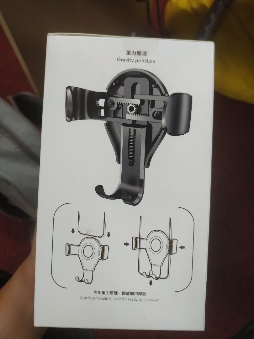 Đế hút chân không và có cả keo nên bám rất chắc. Đã sử dụng được 1 thời gian và chưa thấy có vấn đề gì.