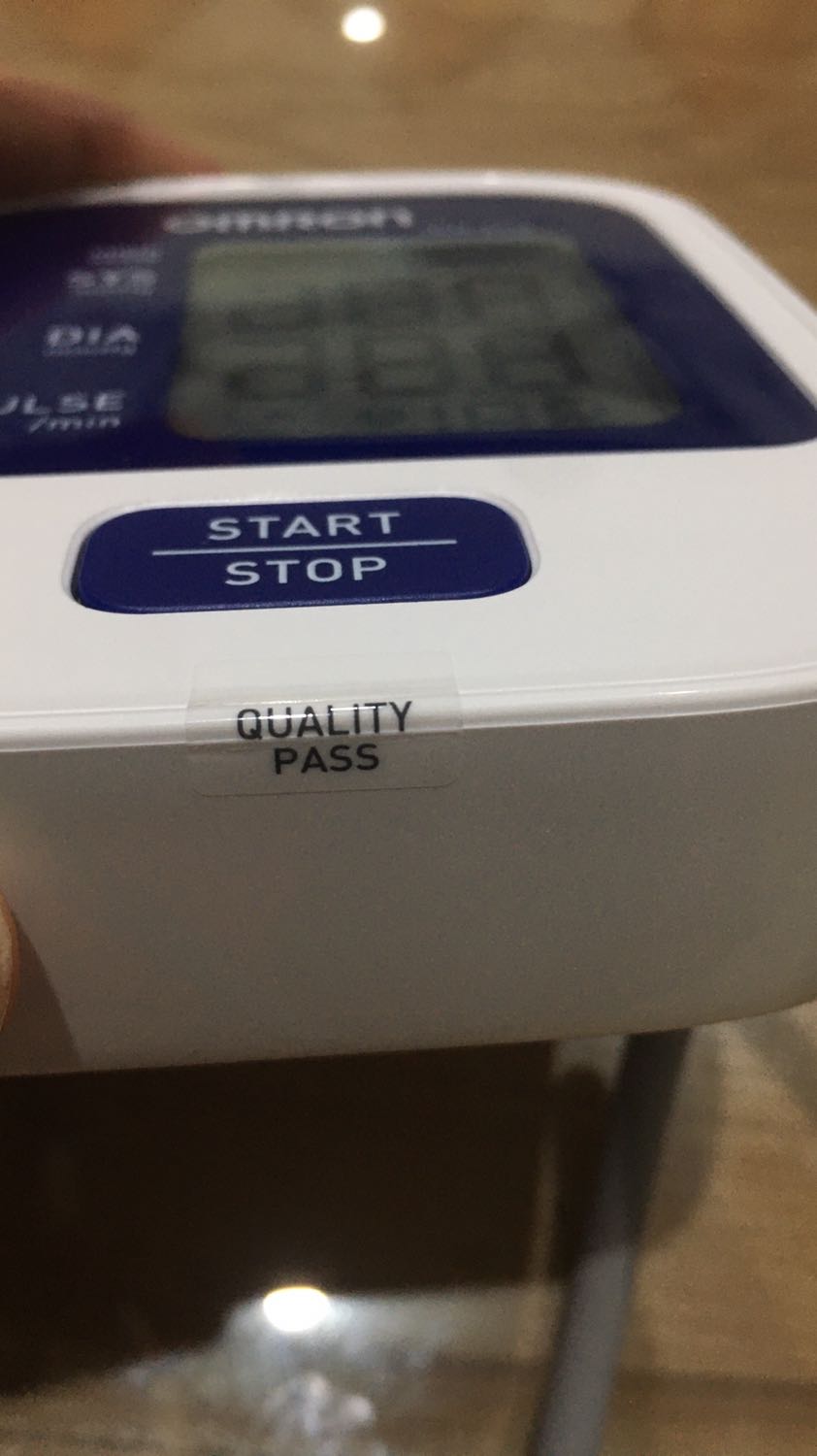 đầu tiên sản phẩm sử dụng được. đo gần giống so với thực tế cho 3 người: cao, bthuong, thấp. và cho chỉ số gần giống.
Nhưng chưa biết xài lâu dài ntn Vì:
mình đã mua máy tại cửa hàng y tế cách đây 4 năm. máy mới bị hư nên mua mới.
so sánh thấy chất lượng hơi khác.
1. không có chức năng hiện lỗi khi đang đo mà có cử động. (đã thử cử động và nhảy loạn xạ.
2.màn hình nhựa kém , chạm vào là lõm xuống.
3.vỏ hộp khác so với thực tế.
4.pin đi kèm không phải pin maxell akalink như quảng cáo trên bao bì
5. tem không phản quang như sản phẩm khác. chỉ ghi quality pass.
tóm lại mình không nghi ngờ hàng giả. mà sao hàng nội địa kém chất lượng. thất vọng hơn so với mong đợi.