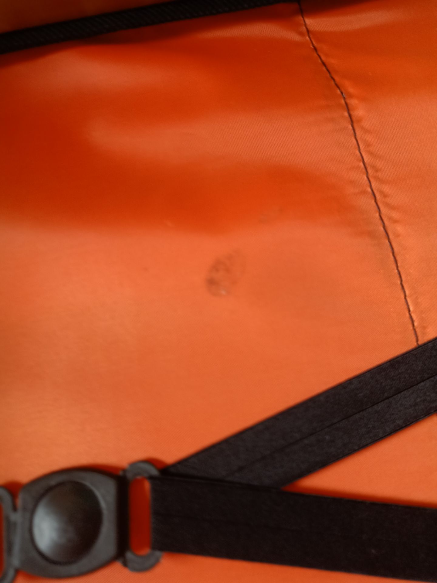 mau k giong hinh tau keo va banh xe nhieu nhua thua ben trong valy thi ban . co viec can len danh chap nhan lay