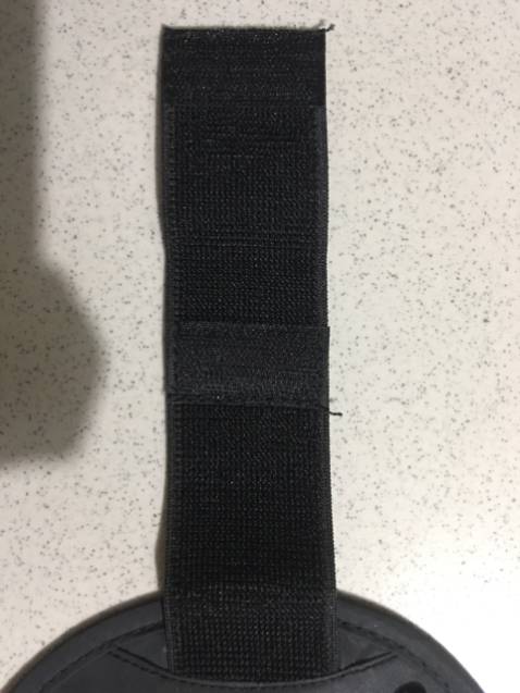 chất liệu đẹp, may chắc chắn, cái miếng dính kéo ra vào rất tốt, độ bám cho cảm giác tốt, miếng đêm ôm tay, và khi khoá sẽ không làm cấn da