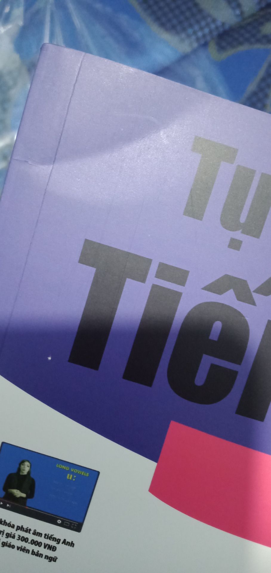 Giao hơi lâu, bìa sách không ấn tượng lắm nhưng lật ra thì rất tuyệt sách rất phù hợp với những người muốn lấy lại gốc tiếng Anh trong đó có tui :)) bên ngoài còn có màng bọc, nhưng trong quá trình vận chuyển bị móp một chỗ rồi :( nhưng vẫn rất tuyệt 😋
