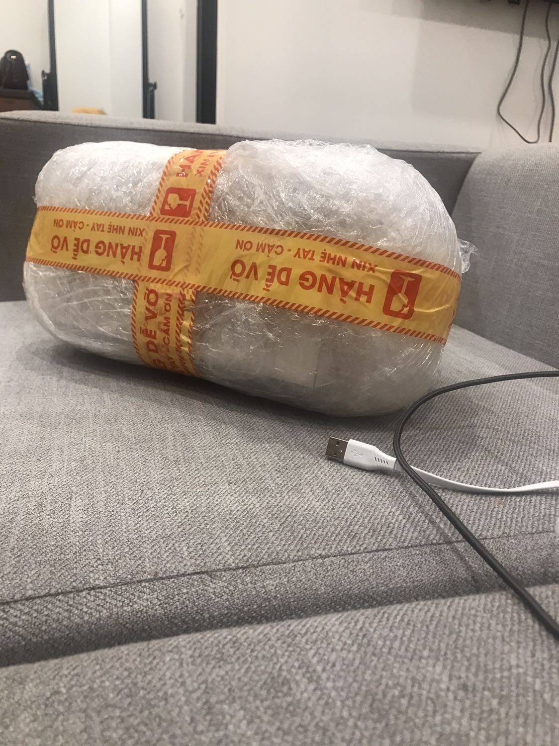 Máy nhẹ, êm, dáng sang trọng, giao hàng konquas nhanh nhưng bọc gói cực kì cẩn thận, hàng tặng kèm khá xịn xò