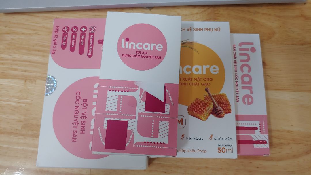 Combo tiện lợi, đầy đủ dụng cụ. Mỗi thứ ở trong 1 hộp riêng, thiết kế tone hồng xinh xinh, mỗi tội lấy ra dùng rồi bỏ đi hẳn 3 cái vỏ hộp thấy.... hơi phí