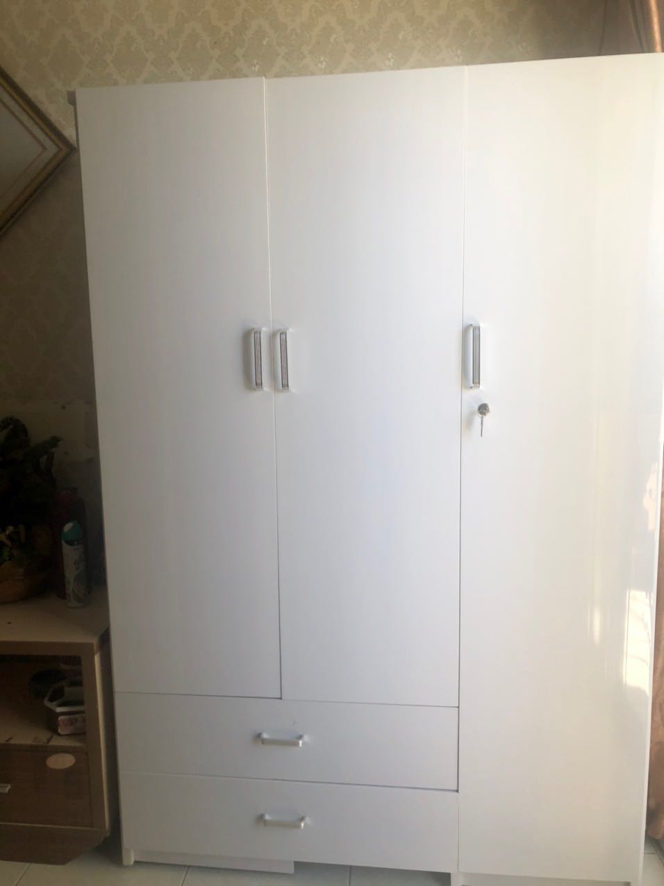 Thấy review tốt nên đã đặt hàng. 
GIAO HÀNG TRỄ 1 TUẦN. 
Nhắn tin cho SHOP không được phản hồi. Liên hệ Tiki thì thông cảm, thông cảm và không báo chính xác hàng mới được giao. 
Không cách nào liên hệ được với nhà bán. 
GIAO HÀNG: Không chịu hỗ trợ mang tủ vào giúp chủ nhà. BƯNG LÊN 4 BẬC THANG KHÔNG BƯNG. 
Còn nói chị có nhiệm vụ chở tới. Còn không có bưng. Đòi tiền cafe mới hỗ trợ???????? 
Bán hàng giao tới rồi vất đó cho khách???? 
Sợ luôn.