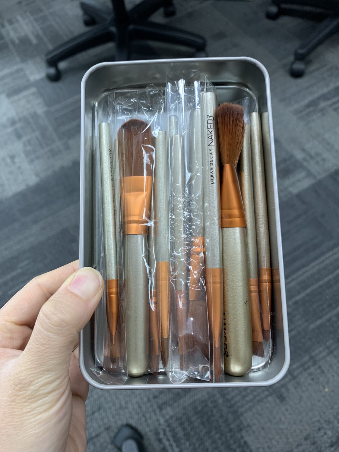 Bộ này mua về cho mấy bé chơi đồ hàng thì ok nha. Còn mua cho mình dùng thì không được, tại nó không ăn phấn á ?