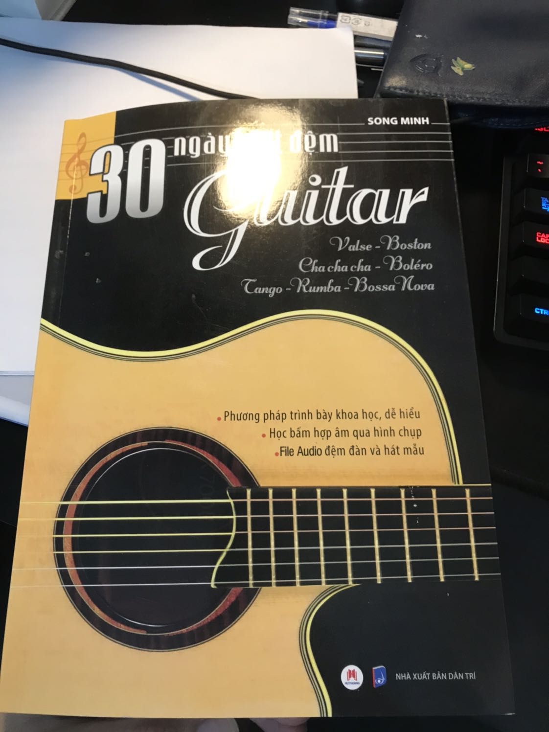 Sách khá hay. Chi tiết về bấm hợp âm. 1 chút nhạc lý cơ bản. Có cả phần hướng dẫn chi tiết cách đánh theo ngón lẫn quạt chả. Rất phù hợp cho các bạn mới tập chơi từ đầu. 
Có cả Link nghe audio bài đánh để tập đánh theo. 
Học xong quyển này mình sẽ mua thêm 2 quyển tiếp theo nữa của cùng nhà xuất bản này!
Các bạn muốn học chuyên sâu nhạc lý thì nên mua thêm quyển:
Tự học nhạc lý cơ bản của Phạm Hương Hoa