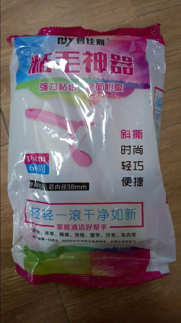 Cây lăn ok nha mn ơi. Đáng tiền nhé. Tay cầm nhựa cứng chắc chắn, ko ọp ẹp nha. Lăn bụi, lông mèo, tóc khá tốt