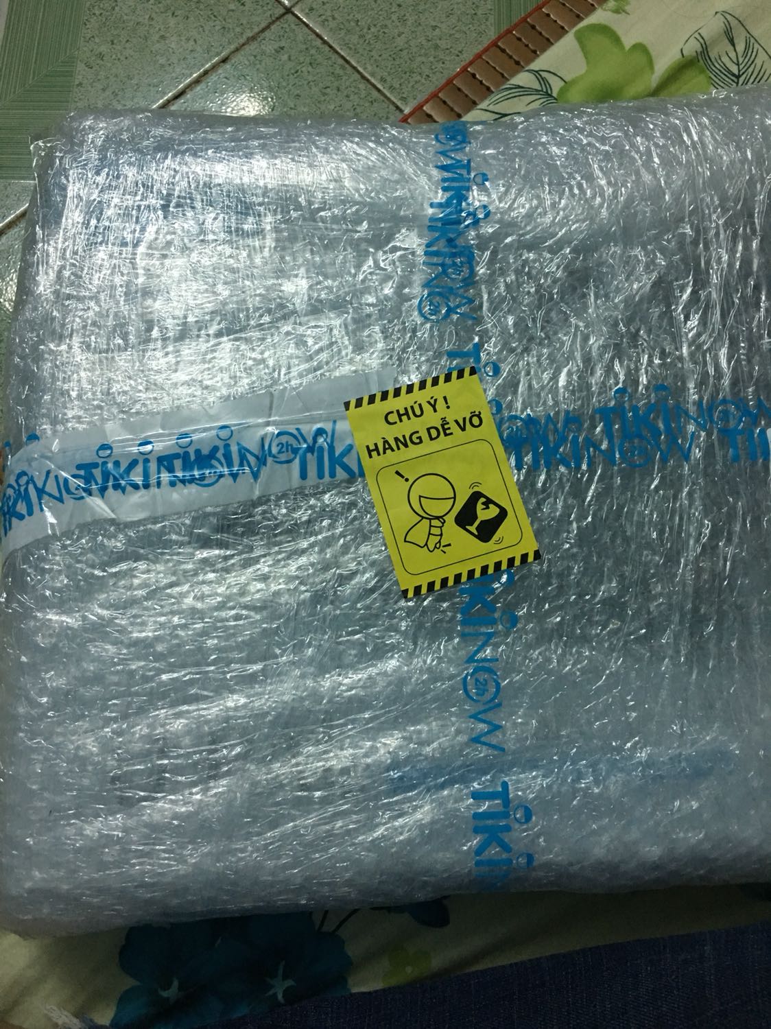 Lúc tìm hiểu rất phân vân vì thích thương hiệu Cooler Maser hơn. Nhưng sau khi mua về thì rất hài lòng. 
1. Tiki giao hàng nhanh. Đóng gói rất cẩn thận, chắc chắn. 
2. Quạt rất mát. Cảm giác mát lạnh khi đặt tay lên đế. 
3. Laptop 14” để rất rộng rãi và vững vàng. Vì đế này có thể để laptop 15,6”