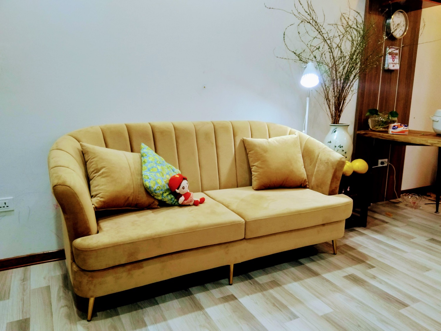 Ghế đẹp hơn ảnh minh họa. Chân giữa hơi lệch trái (không cân chính xác ở giữa 2 tấm đệm ngồi, có 2 gối kèm