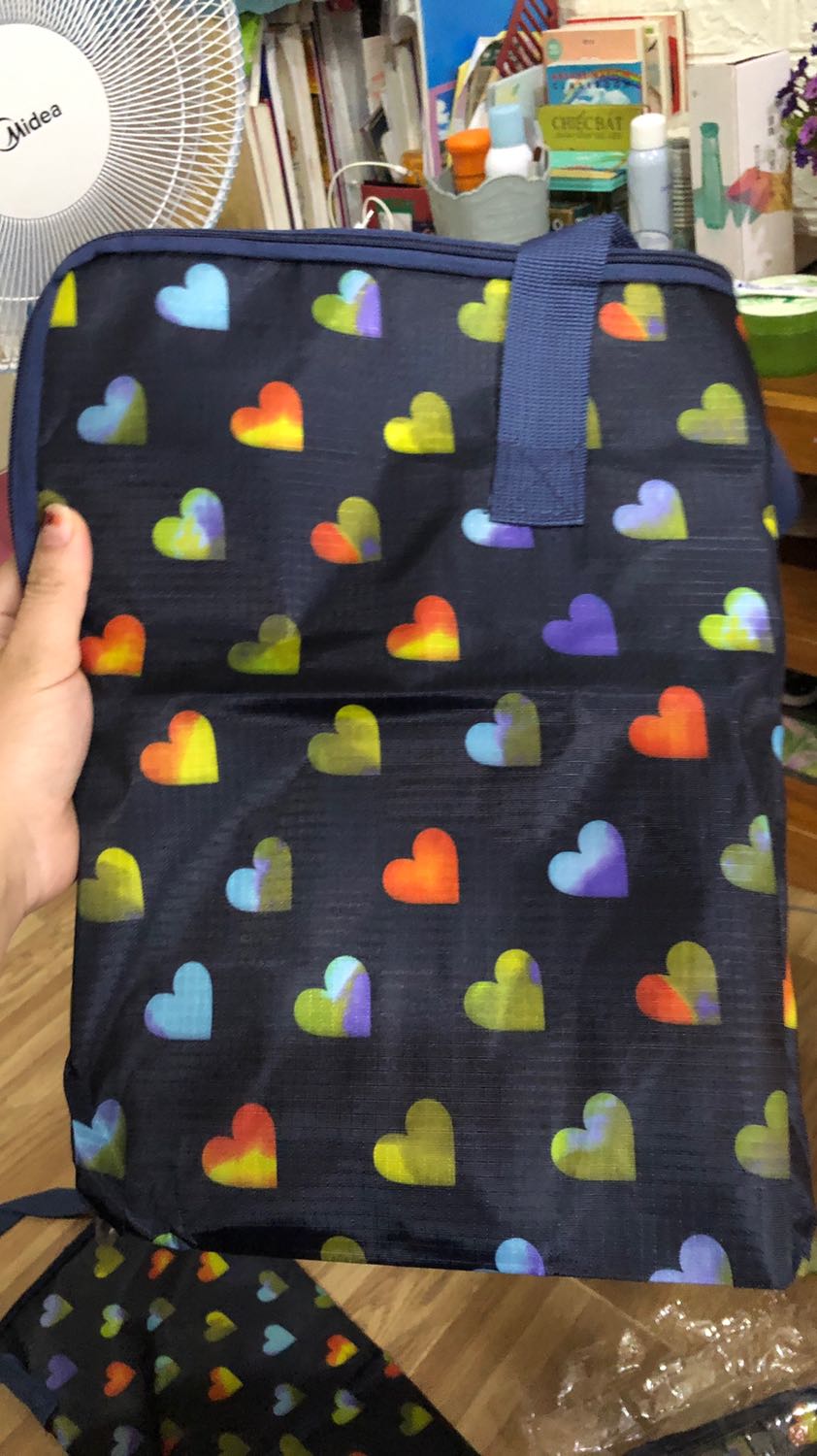 Hàng vải dầy dặn, màu chưa dc đẹp lắm! Khoá hơi zít, tuy nhiên để dc chăn qa tồn vừa vặn, thoải mái! Giá t phù hợp vừa phải!?