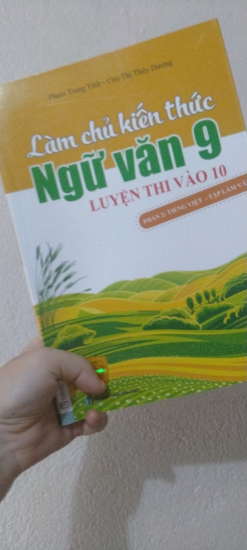Mua hàng sale nên cảm thấy rất là ưng luôn á, thật ra quyển này thì tui không cần lắm nhưng mà tui có quyển 1 rồi nên mua luôn quyển 2 cho trọn bộ. Với giá là 42.000 VND, một cái giá quá là hời luôn á không còn gì hời hơn, quyển 1 tui mua ở ngoài nhà sách với giá là 1*** vnd á nên là thấy hơi tiếc, nếu biết có ngày tiki sale mạnh thế này thì đã để dành mua, nhưng mà cũng không sao tại dù gì lúc đó tui cũng cần hơn. Về chất lượng thì hmm tui thấy quyển sách này khá là ok nhưng mà tui rcm là nên mua quyển 1 thôi cũng đủ rồi nhé, quyển 2 tui thấy cũng không thật sự cần thiết cho lắm :)))) Có một vài trang giấy phía dưới vẫn chưa rạch hết nên hơi khó chịu, mong nhà sản xuất sẽ để ý hơn, tuy nhiên vẫn cho 5 sao nhéee. Hộp vận chuyển về thì móp méo nhưng mà sách bên trong vẫn ok không hề trầy xước nên là good.