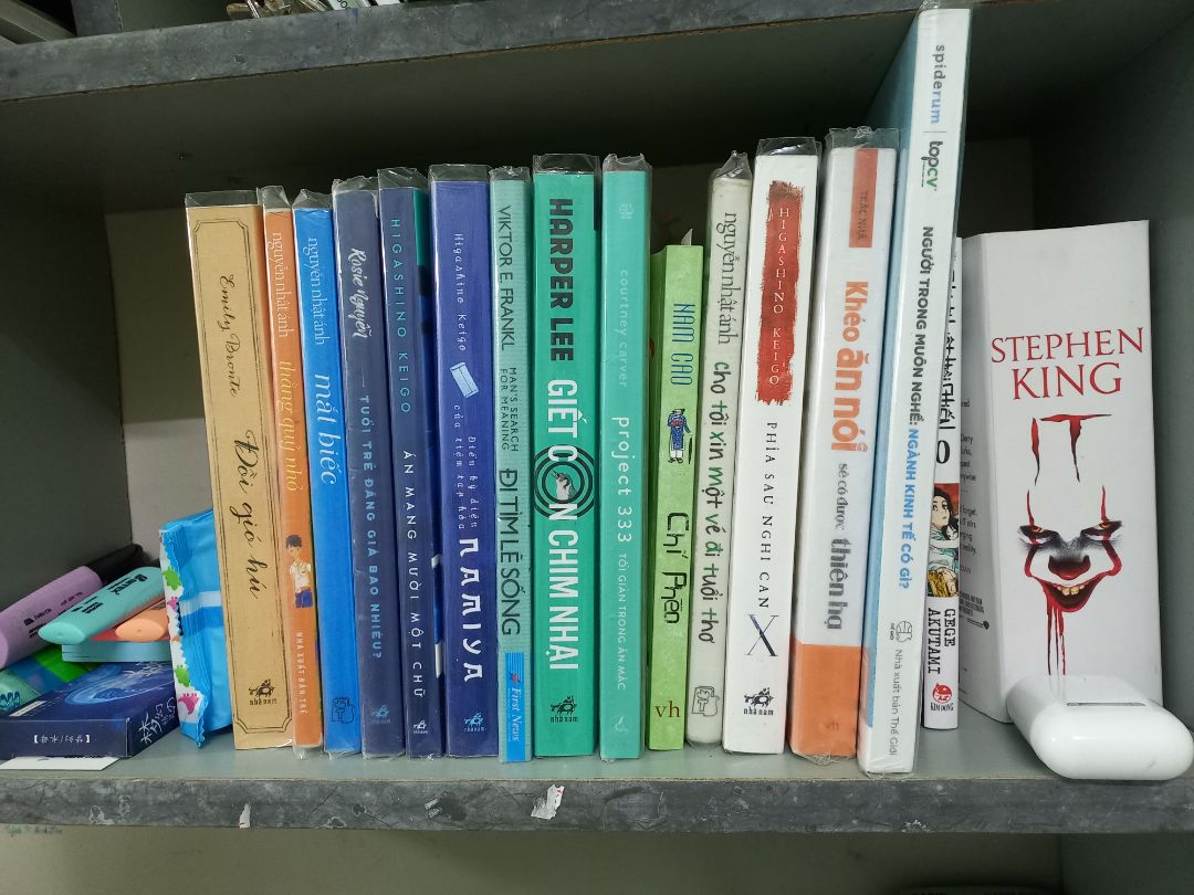 Giao trễ hơn so với dự kiến 1 ngày nhưng tiki đóng gói cẩn thận. Cơ mà do dùng từ cũ nên đôi lúc sẽ hơi khó hiểu một chút, nhưng đây đích thị là 1 quyển sách đáng mua. Nhất là với các bạn yêu văn học cổ điển, sau khi đọc xong cuốn sách, bạn sẽ phần nào bị ám ảnh bởi câu chuyện quá bi thương nhưng cũng phần nào vui vì cái chết của ông Heathcliff đã giải thoát cho những người ở lại.