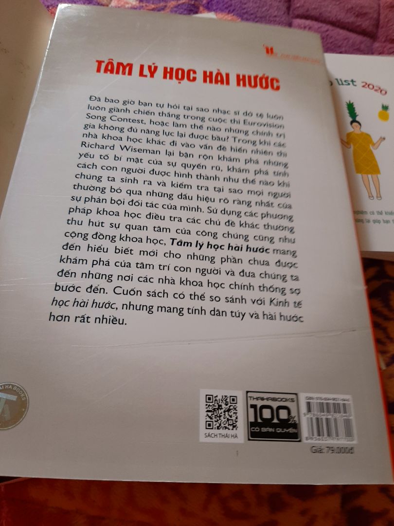 sách bọc không kĩ càng nhăn trầy xước.
Không hiểu sao chiều t2 tiki bảo là đã giao hàng thành công mà t3 mới nhận được hàng??
Hộp đựng hàng thì nhàu nát?