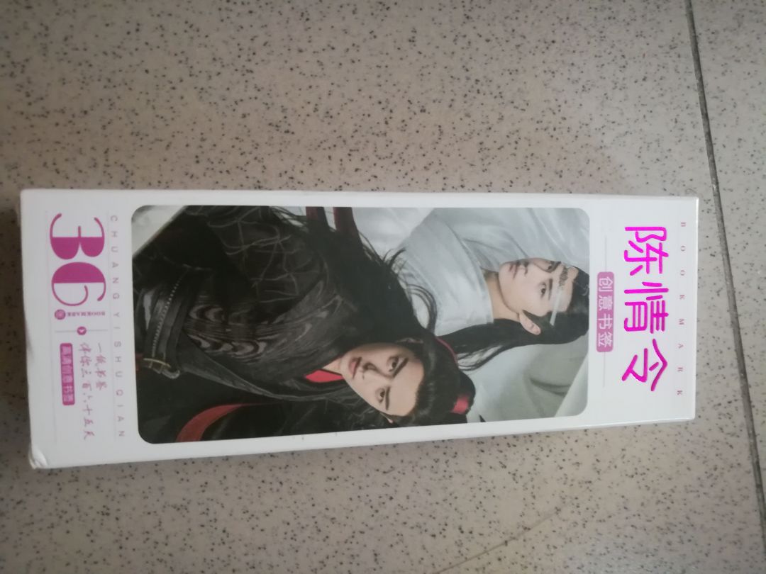 chẹp, đặt hàng đúng mẫu nhưng mà bị dính vào nhau làm rách mất mấy cái bookmark, xót xa thực sự. cũng không có hình đẹp, hơi thất vọng