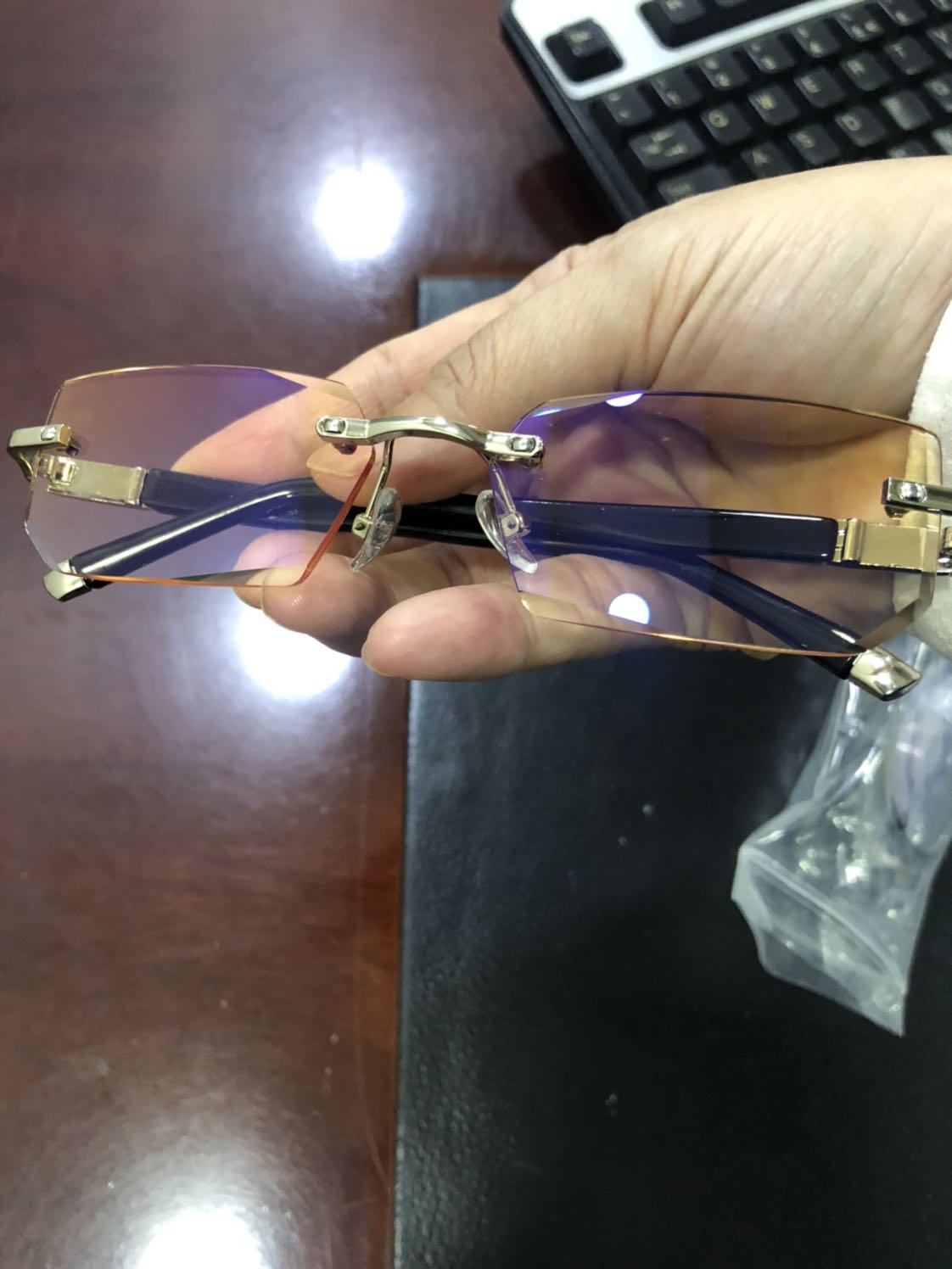 Đẹp, thời trang, nữ tính, gọng kính chắc chắn,