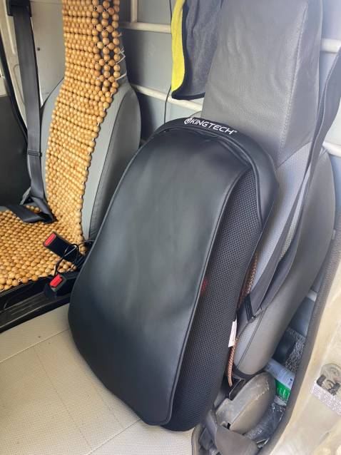 Đệm êm có một lớp đệm da lót lên vừa êm vừa ấm. Để lên xe ngồi vừa khít cắm được nguồn trên ô tô rất tiện. Cái đệm da ngồi lâu thì hơi hấp hơi nóng thì có thể lật ra đằng sau. Mua hàng có bảo hành nhưng không mong cần bảo hành gì. Chât lượng tốt!