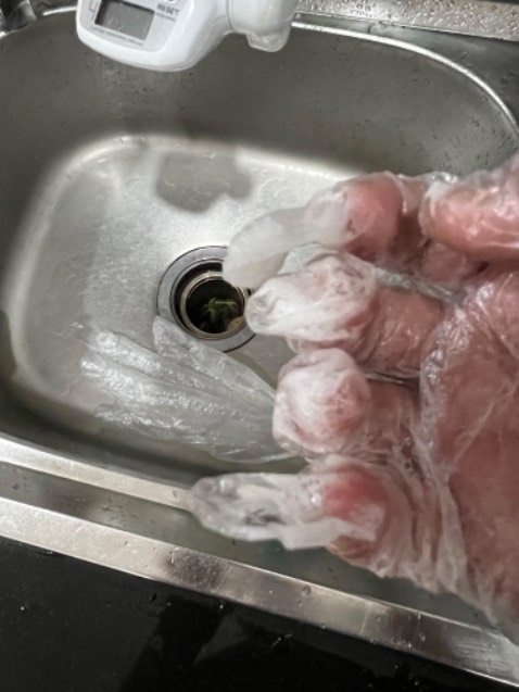 Bao tay rất mỏng hơn so với các bao tay ni *** mình từng dùng. Rất dễ thủng nên khi rửa chén, nước rửa chén tràn vô bên trong