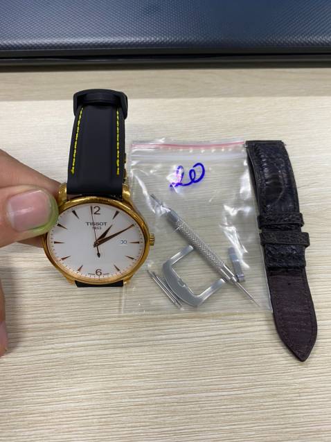 Đóng gói cẩn thận. Độ hoàn thiện sản phẩm tốt. Hình như sây Silicon hay TPU thì phải.  
Tặng bộ tua vít, chốt lò xo. Lúc trước mình dùng dây da bò, nhưng cơ địa dễ ra mồ hôi nên, dây da thấm và phơi nắng mấy bận nhưng không hết hôi. Nay thử loại này cho TISSOT, vừa và khít luôn cho loại khoá bướm của TISSOT. 
Giao hàng JNT nhanh. Bữa trước đặt bữa sau có. 

Cho Shop 10 sao.