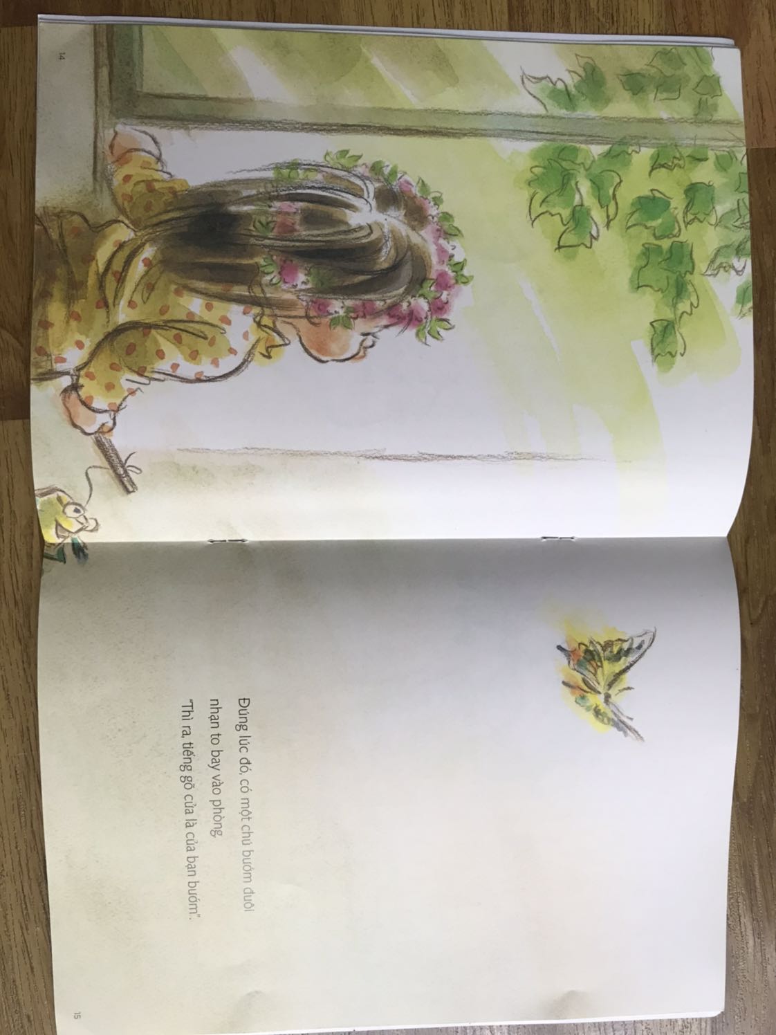 Sách xoay quanh câu chuyện bé Nana bị bệnh nên ko thể ra ngoài chơi, mình nhận sách đúng ngay lúc bé nhà đang bị sốt nên kể cho bé nghe lun, bé vô cùng thích thú vs những món quà dễ thương đến từ bạn bè qua khung cửa sổ. Hình vẽ màu nước dễ thương