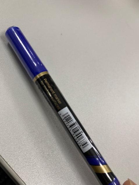 Nhận cây viết hổng thấy có gì giống hình ảnh giới thiệu hết, mua viết để dùng trên bảng xoá được mà giao viết dầu cũng như không