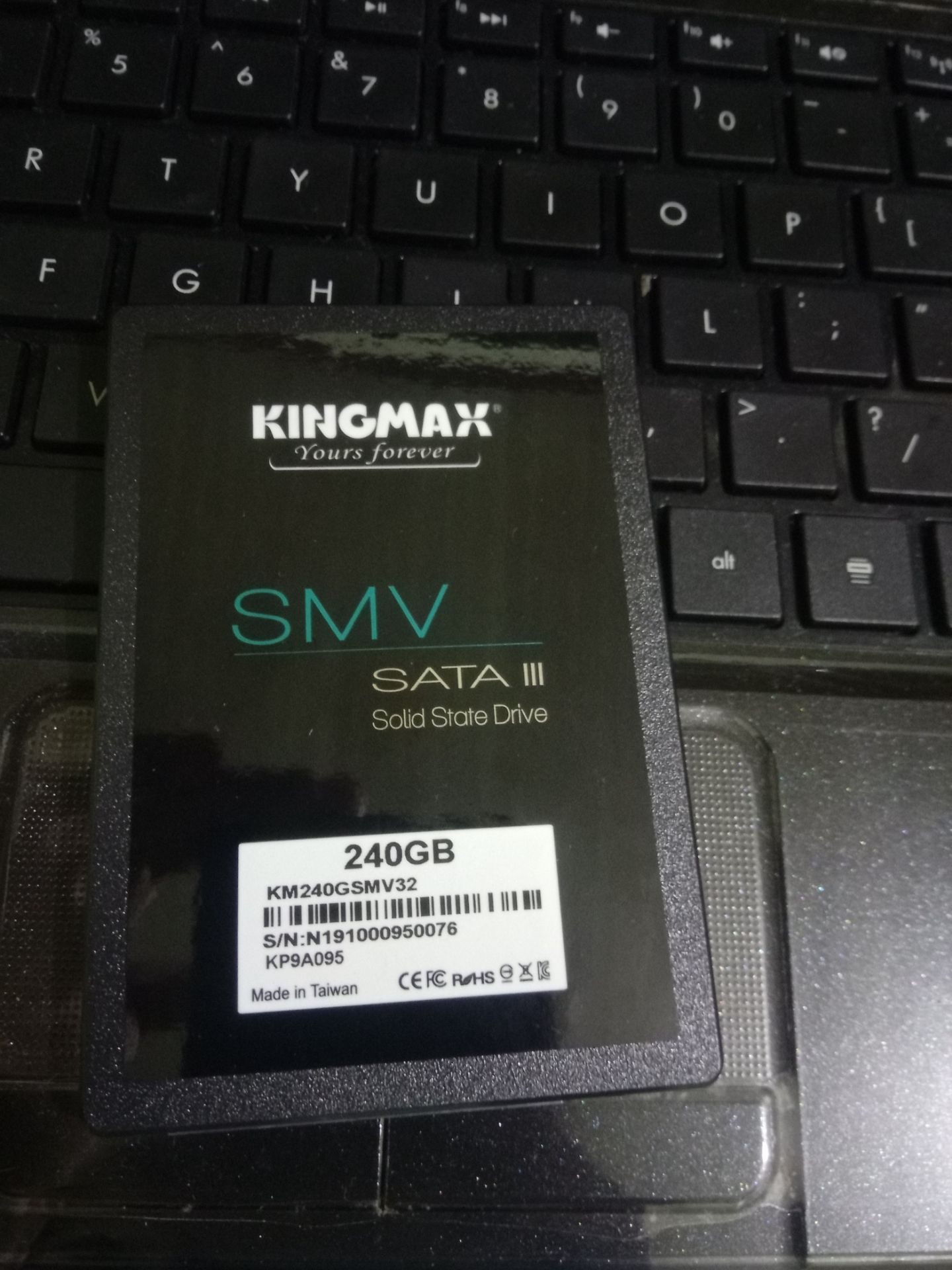 Nhìn vào sản phẩm thấy không giống hình, đặc biệt là phía sau ổ cứng chỉ có 1 cái tem với một miếng giấy dán, *** bằng phần mềm thì OK, nhưng thấy hàng có vẻ không chuẩn, sử dụng thời gian xem thế nào, giao hàng nhanh nên cho 4 sao.