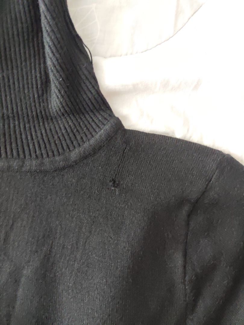 giao áo lủng sao được shop ơi, mua lần đầu 2 cái 2xl, được cái áo trắng ưng ý, áo đen nhỏ quá trả lại, đặt lại áo đen 3xl thì giao nhỏ như M, tưởng shop giao nhầm đặt lại đen 3xl lần nữa thì giao đc size cỡ xl và bị lủng vầy, đành trả hàng tiếp và tìm shop khác thôi, mình ko muốn đánh giá thấp * vì cũng mua được cái áo len trắng ổn, shop nên coi lại size trước khi gửi và kt hàng kỹ, bịch ngoài để 3xl mà nhỏ cỡ xl, m ko à giao áo lủng sao được shop ơi, mua lần đầu 2 cái 2xl, được cái áo trắng ưng ý, áo đen nhỏ quá trả lại, đặt lại áo đen 3xl thì giao nhỏ như M, tưởng shop giao nhầm đặt lại đen 3xl lần nữa thì giao đc size cỡ xl và bị lủng vầy, đành trả hàng tiếp và tìm shop khác thôi, mình ko muốn đánh giá thấp * vì cũng mua được cái áo len trắng ổn, shop nên coi lại size trước khi gửi và kt hàng kỹ, bịch ngoài để 3xl mà nhỏ cỡ xl, m ko à