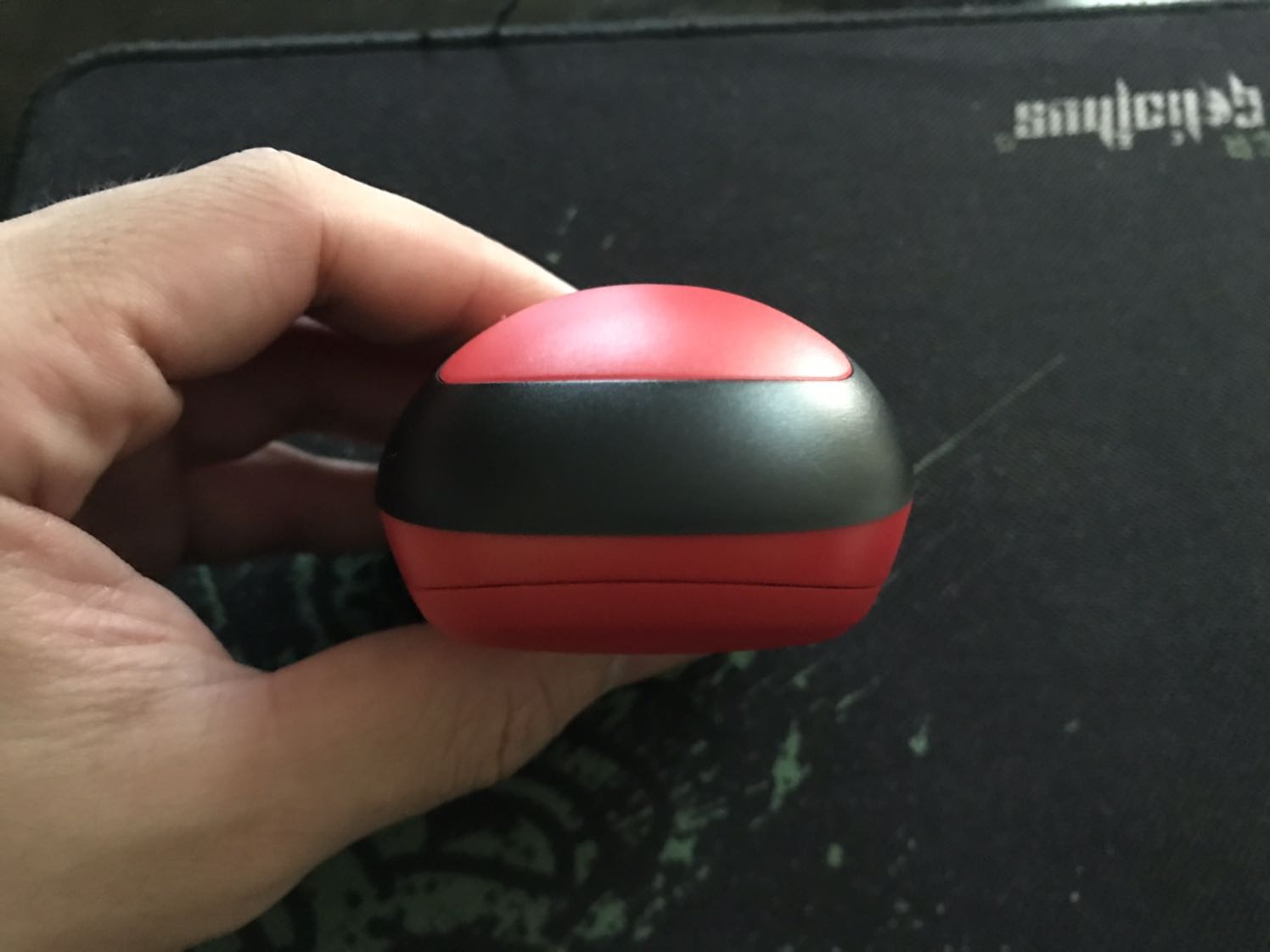 Đánh giá sau 1 tuần sử dụng: cả 3 nút chuột trái - phải - giữa đều rất nhẹ và êm, dường như nhận biết mỗi lần click qua cảm giác rung ở đầu ngón tay chứ chuột hầu như không phát ra tiếng kêu. Cảm biến quang nhạy và mượt, dùng tia Laser không nhìn thấy được nên không bị chói mắt như các chuột phát ánh sáng LED đỏ, di chuột được trên cả mặt kính. Điểm trừ là thiết kế nắp đậy pin khi khớp vào vẫn có độ rơ, nên mỗi khi nhấc chuột lên sẽ có tiếng lọc xọc gây cảm giác chuột không được chắc chắn lắm. Tuy nhiên, nhìn chung thì chuột dùng khá ổn và nhạy, nên ủng hộ shop 5 sao