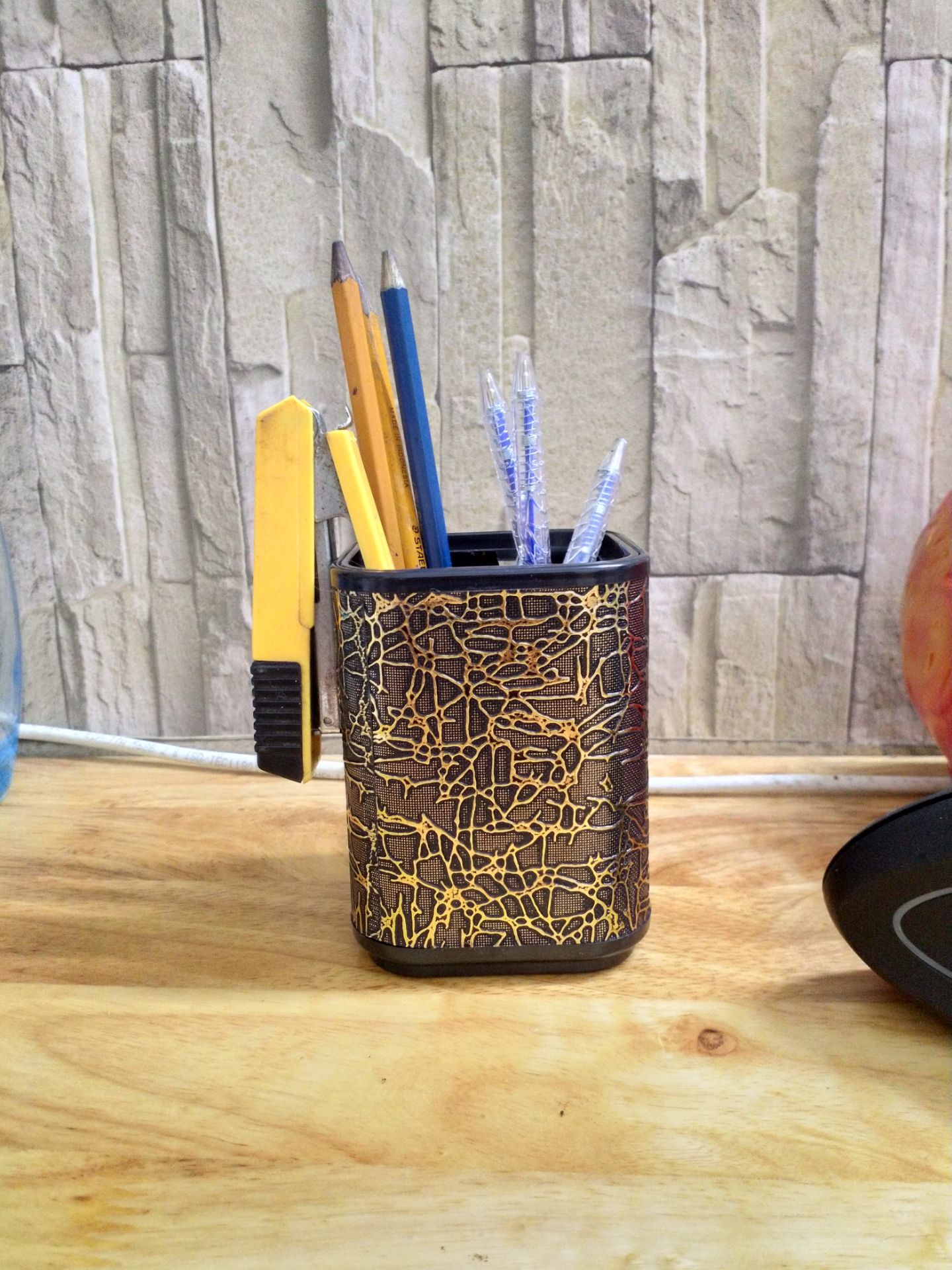 Đã mua đến hơn 20 sản phẩm từ Tiki, nhưng đây là lần đầu tiên nhận được sản phẩm đúng chủng loại nhưng sai về màu sắc. Tiki có thể giải thích lý do cho vấn đề này và ai sẽ là người nhận trách nhiệm đây. Giá trị món đồ đặt thì không quá lớn, nhưng cảm giác thấy không được tôn trọng trong việc quyết định mua hàng thì là rất nhức nhối. Vẫn phải luôn luôn khen Tiki bọc đóng gói kỹ lưỡng cẩn thận,đối tác GHN của Tiki làm việc cũng hiệu quả, chỉ duy nhất việc sai về màu sắc đặt hàng đã khiến Tiki mất điểm trong mắt mình rồi. Nếu là các món đồ có giá trị hơn thì các bạn sẽ cẩn thận trong khâu check kiểm tra thông tin order của khách hàng hơn chăng, hay đây là sp Tiki không tôn trọng lựa chọn của khách mà cứ dúi bừa cái Tiki chọn chứ ko phải khách hàng chọn???