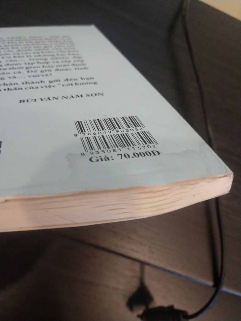 sách bị ướt và ố một gốc.
