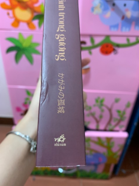 Huhu gây sách bị móp một ít và còn hơi bị quăn nữa, bọc 1 lớp xốp rồi mà vẫn hỏng đc :”) cái này mình thấy review trên *** nên kia về đọc thử