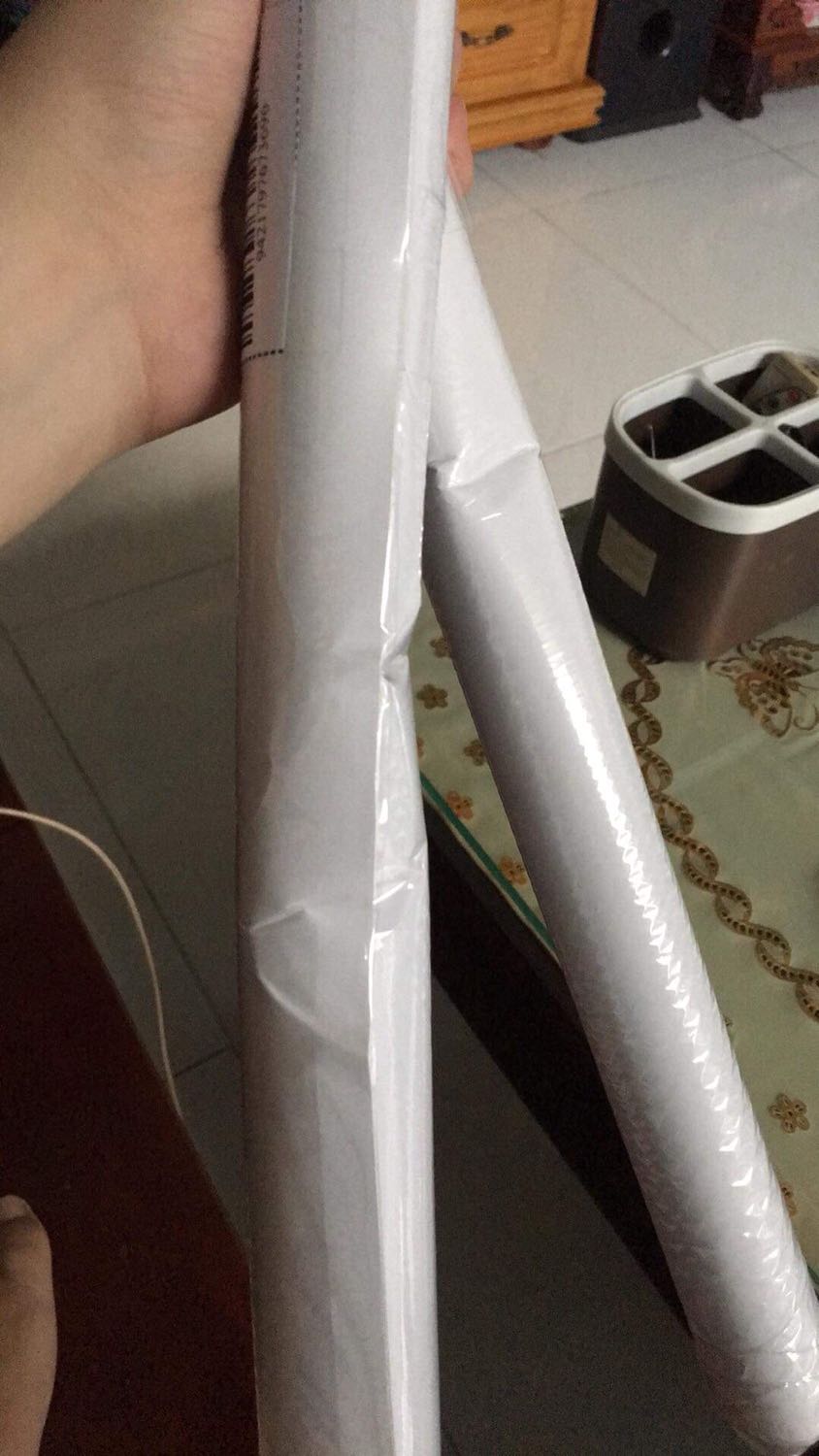 Mình chưa mở sản phẩm ra, vì mình cần để như thế để vận chuyển qua nhà mới. Nhưng mình muốn góp ý về khâu gói hàng, ko biết là do shop hay Tiki. Móp méo hết rồi, không biết là dán lên có ổn ko nữa. Mình chỉ góp ý nên vẫn chấm 4 sao.