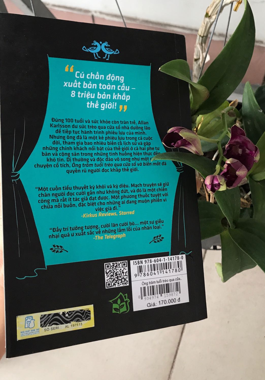 Mình quyết định đặt mua sau khi nghe review của bạn mình. Và không thất vọng khi cầm trên tay cuốn sách kể đan xen giữa cuộc chạy trốn của cụ Allan khỏi nhà già và những thăng trầm của chuộc đời cụ qua giọng văn hóm hỉnh rất riêng.