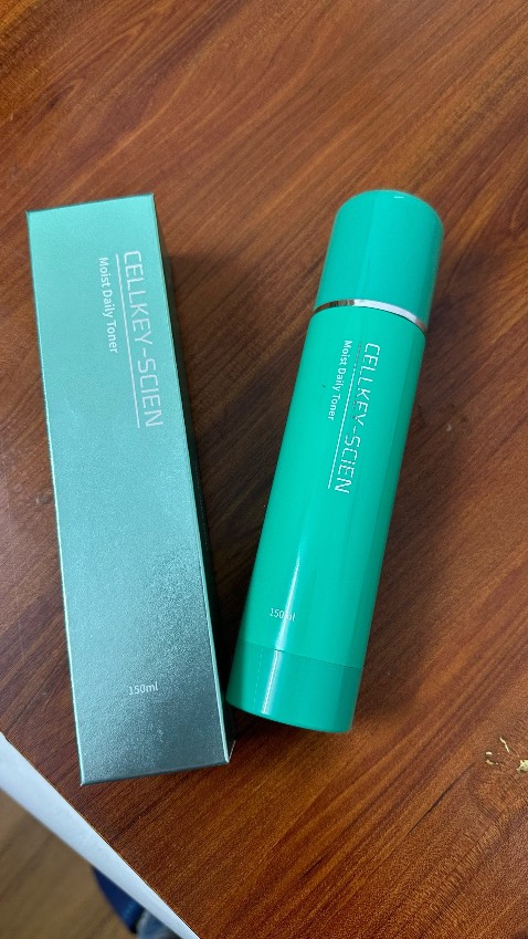 Nước hoa hồng dưỡng ẩm rất tốt, mình mua quanh năm cho vk dùng, cứ gần hết là phải mua tiếp. Đánh giá sp 5*, mn nên dùng nhé Nước hoa hồng dưỡng ẩm rất tốt, mình mua quanh năm cho vk dùng, cứ gần hết là phải mua tiếp. Đánh giá sp 5*, mn nên dùng nhé