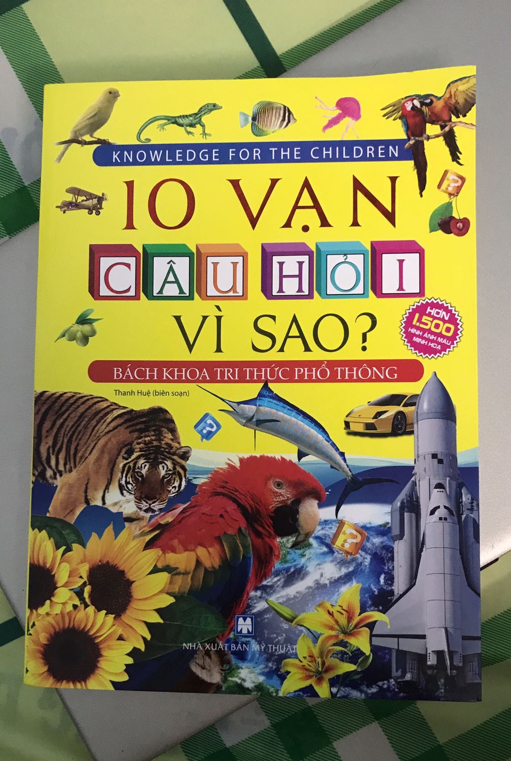 Có bọc nilong, sách bỏ vô hộp giấy to không chèn góc nên vận chuyển làm móp vầy nè, hơi khó chịu