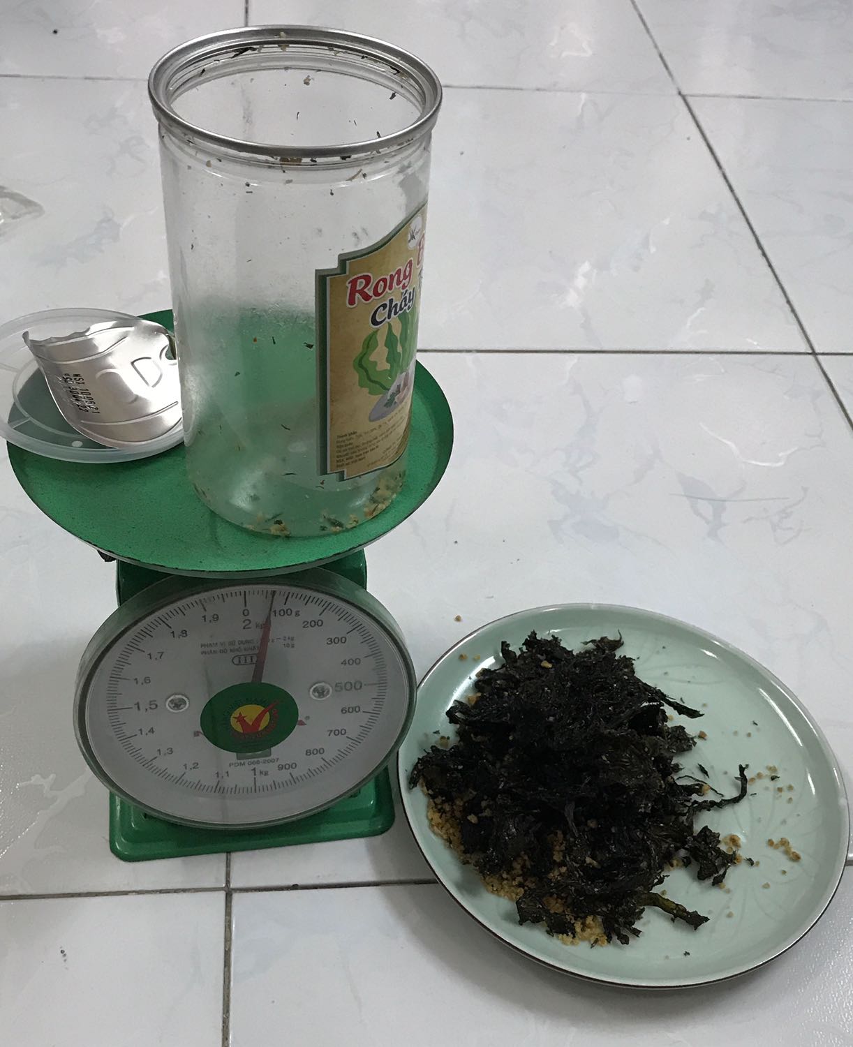 Rong biển sấy giòn, vị vừa ăn, thơm mùi tỏi, ngon  5 sao cho hương vị nhưng điểm trừ là ghi hộp 100g nhưng là 100g luôn hộp (mà cái hộp nặng hơn 55g rồi!!!) nên khui ra chỉ có 1 nhúm rong biển ăn xíu là hết ngày. Muốn mua hộp đóng gói nhiều hơn (200, 500g) mà không có, chỉ có 1 trọng lượng như thế thôi! Thật phí tiền cho những cái hộp và thải nhiều rác ra môi trường nữa!