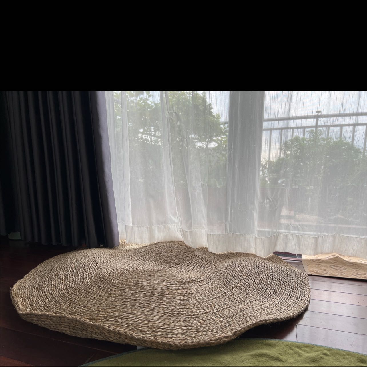 Gấp làm 4 khiến thảm bi cong vênh 😢