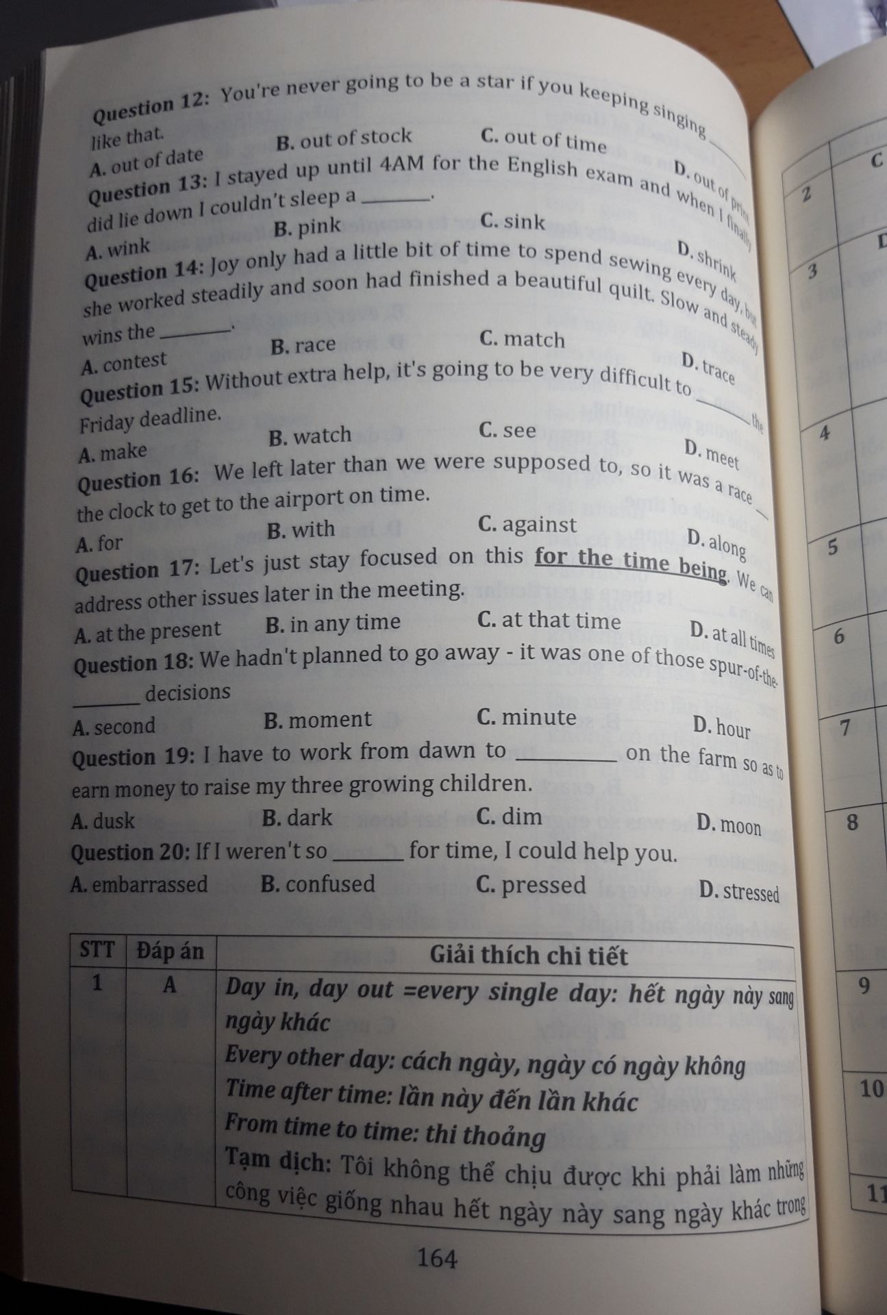 sách có 27 chủ đề. mỗi chủ đề gồm 3 phần: 1 là cho cụm câu liên quan, 2 là có bài tập thực hành ngay để nhớ, 3 là đáp án (thích đ.a rất kỹ, thêm những cái ngoài phần 1 nữa). sách in to rõ dễ nhìn.