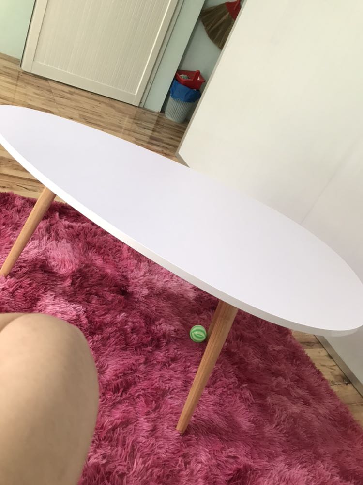 Mặt bàn kh bị trầy. Chưa ráp nên kh biết có bập bênh kh. Đóng gói khá tệ vì đồ nặng nhưng kh có miếng chống sốc hên là mấy cái chân kh cọ trầy bàn. Giao hàng nhanh. Ráp xong sẽ quay lại đánh giá tiếp.

Đã ráp xong nên quay lại bổ sung. Bàn ok kh có bị bập bênh. Xinh lắm mà có 120k quá rẻ